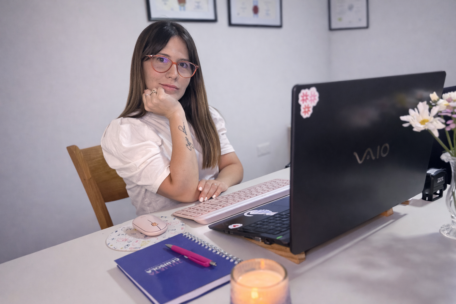 Julieta trabajando en su estudio